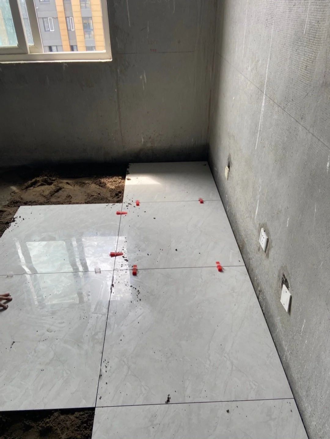 墙砖找平器怎么去掉缝隙(瓷砖找平器断在砖缝里怎么处理)